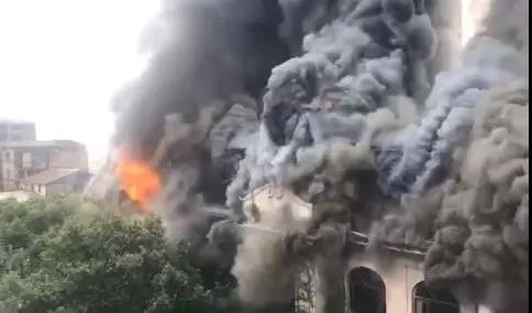 武汉百年建筑江汉饭店失火，房顶已烧垮！老建筑如何防火？